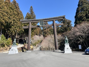大鳥居の両横に鎮座してる狛犬がどう見ても犬に見えない😅