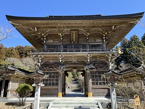 秋葉山の山門、四神の彫刻が圧巻