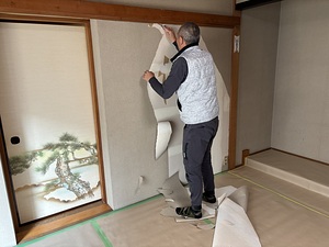 まずは剥がしからパテで下地をしっかりと、仏壇の塗りと同じ