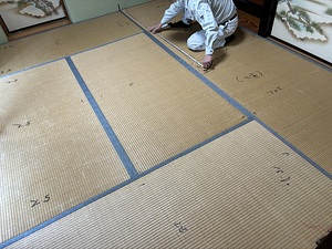 次は畳の張替え、国産のイグサに張り替えます